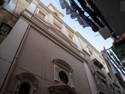 Parliamo di un grande edificio costruito dalla nobile famiglia Diana tra la fine del XVI e gli inizi del XVII secolo e situato in strada San Bartolomeo, viuzza che prende il nome dalla cappella annessa al palazzo